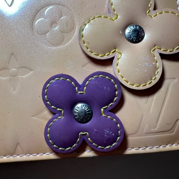 LOUIS VUITTON VERNIS FLOWERS POCHETTE - Picture 7 of 8